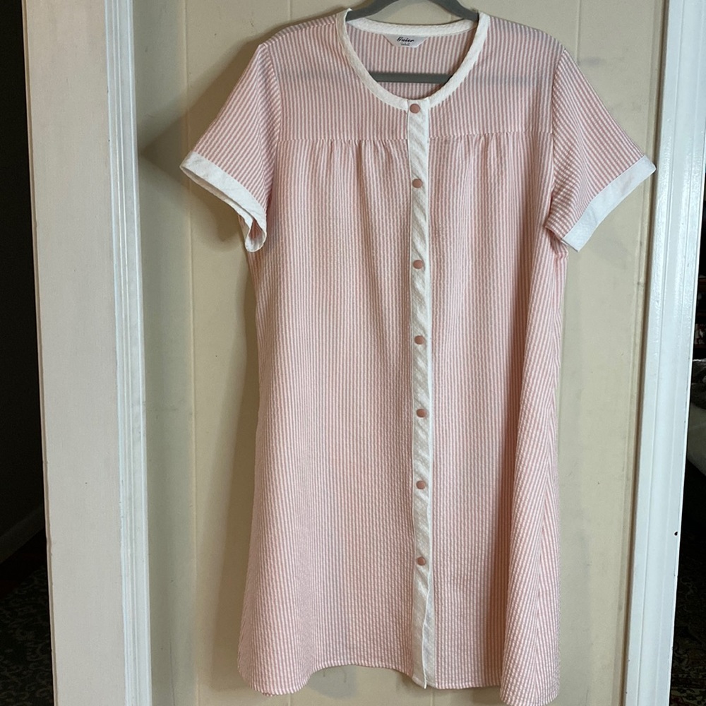 Guier Pink and White Seersucker Dressing Gown/Housecoat